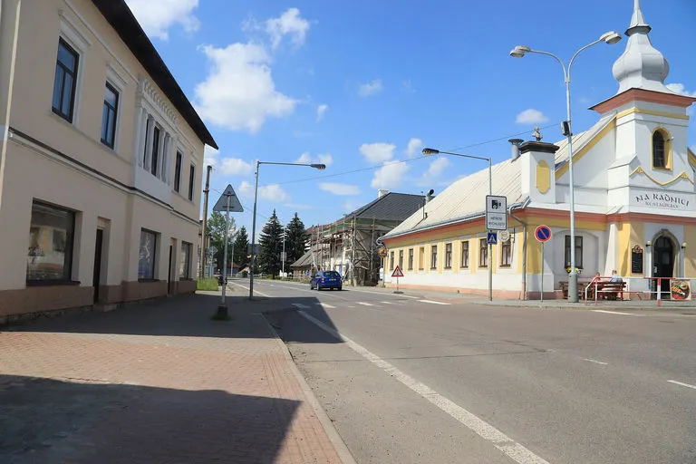 Vesnická ulice s kostelem
